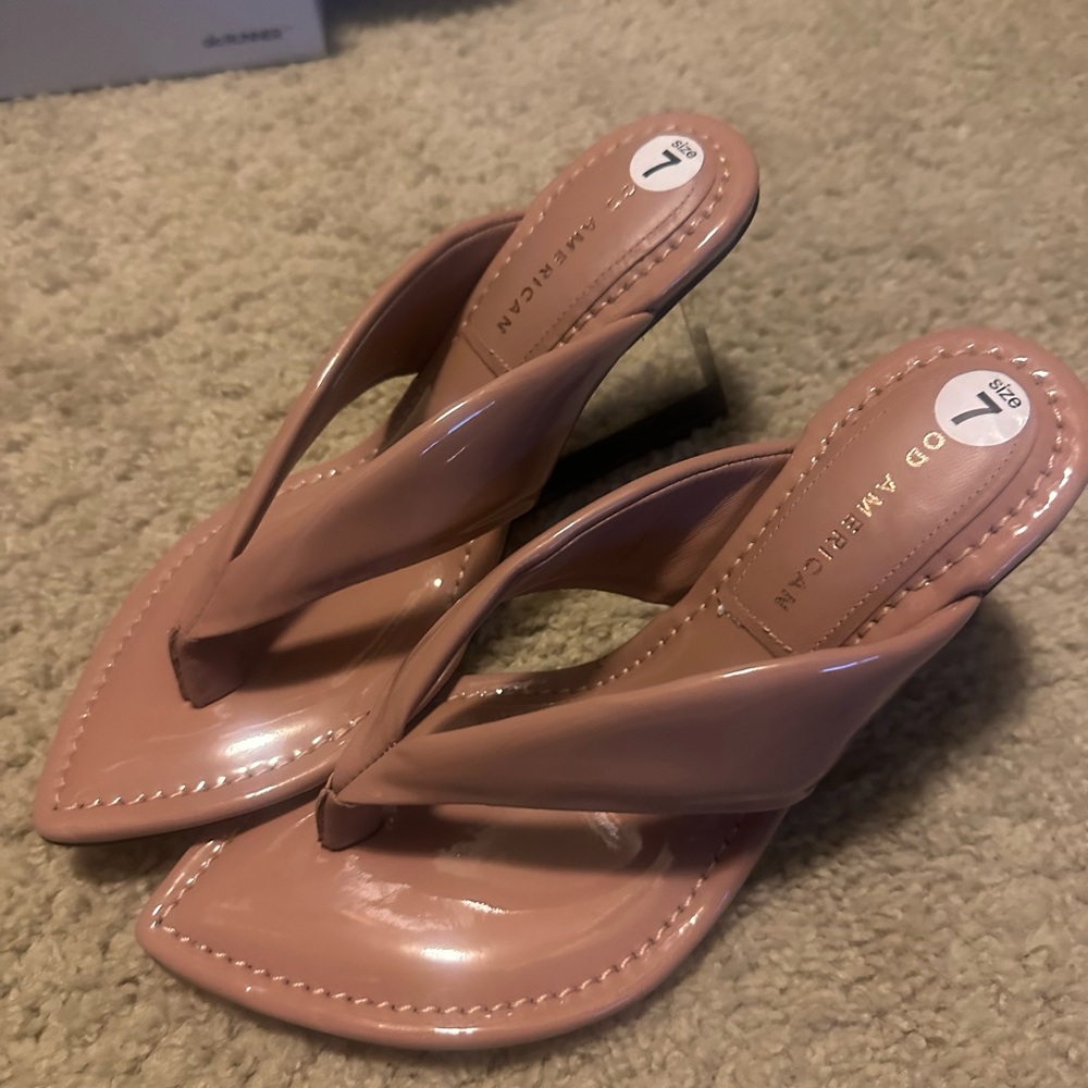 Good American tan Sandals Thong Style brand new just tried on